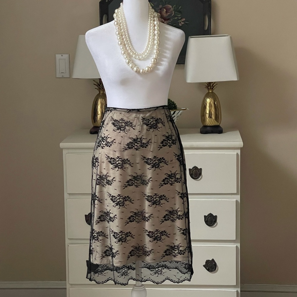 The Limited Black Lace Skirt Sz S Nude Lining Spandex Stretch Scallop Hem